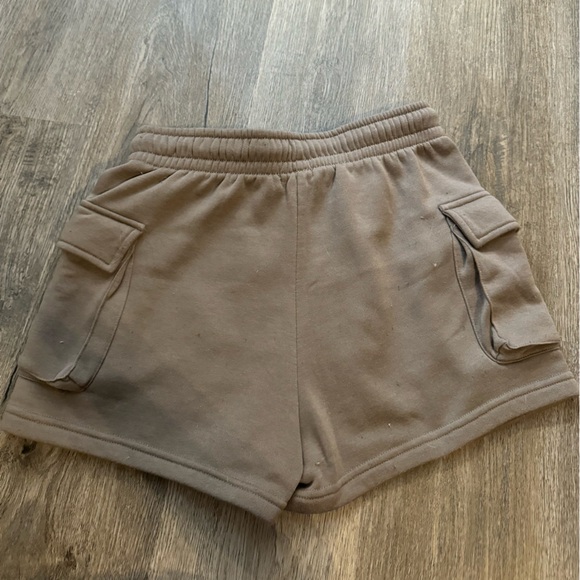 Brown/tan Cargo Shorts barely worn - Picture 2 of 3